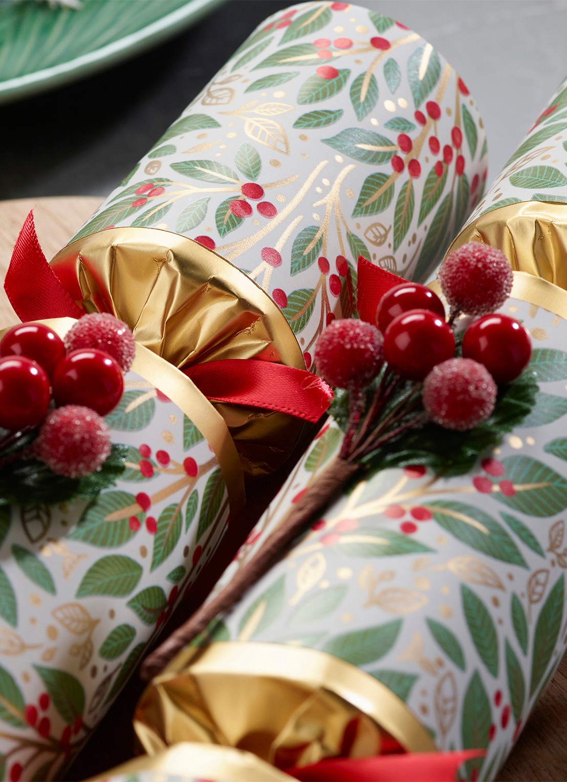 Robin Reed Winter Berry kerstcracker set van 6 - detail olijfgroen