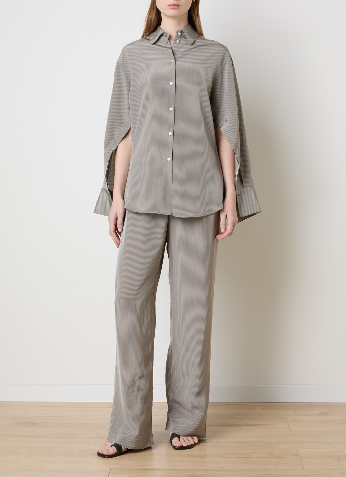 Róhe Blouse van satijn met streepprint - voorkant 3 lichtgrijs