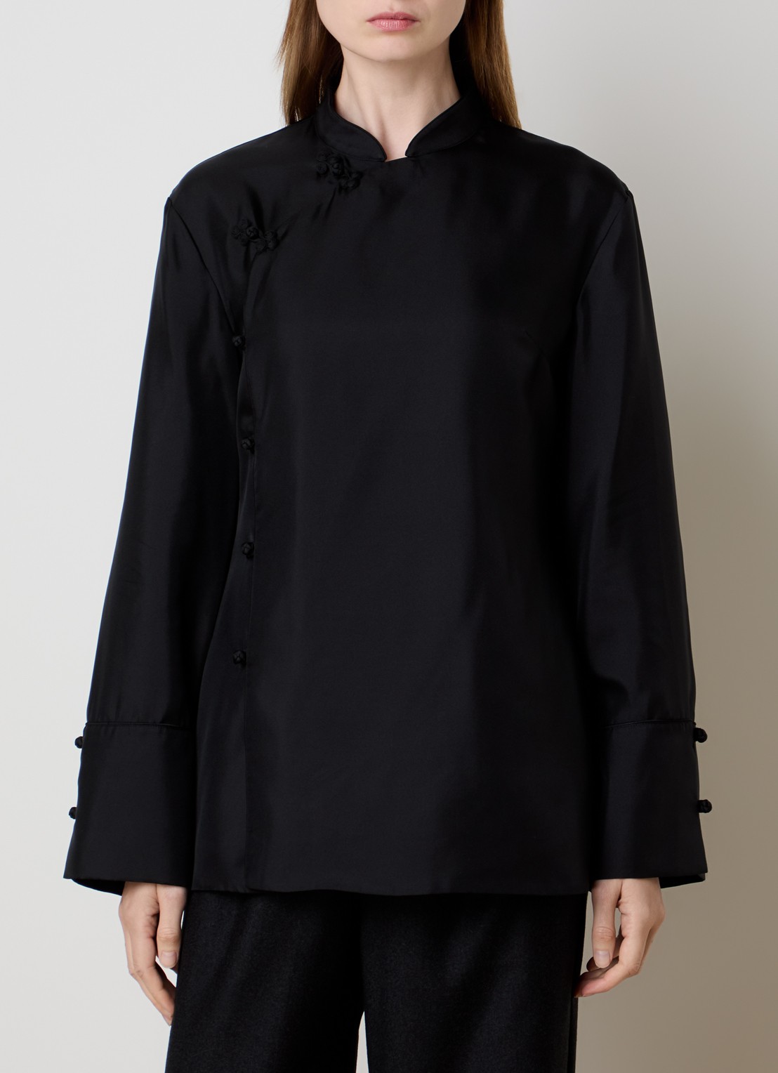 Róhe Blouse van zijde met overslag - detail zwart