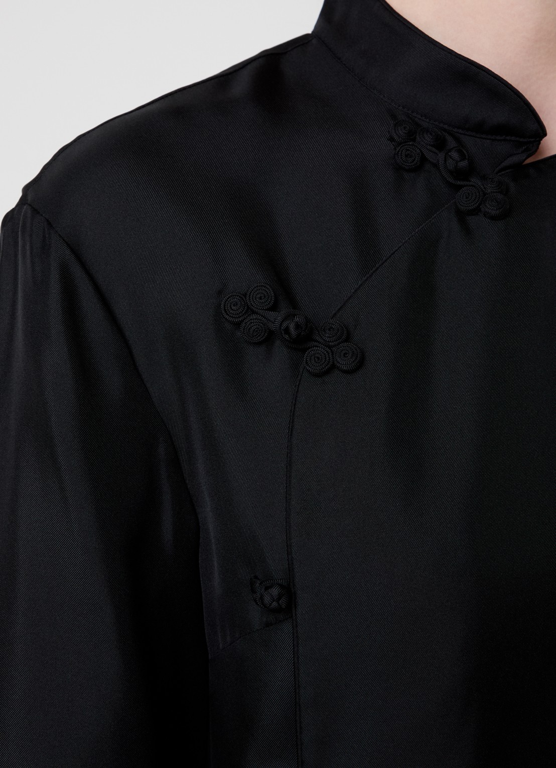 Róhe Blouse van zijde met overslag - detail 2 zwart