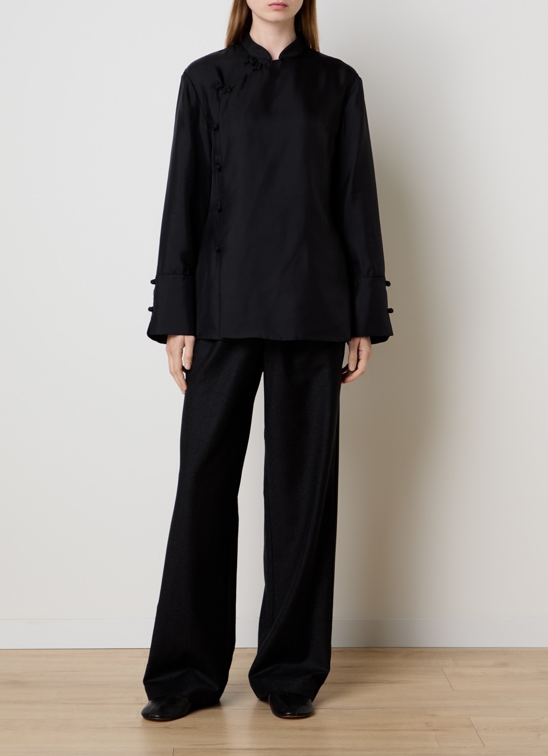 Róhe Blouse van zijde met overslag - voorkant 5 zwart