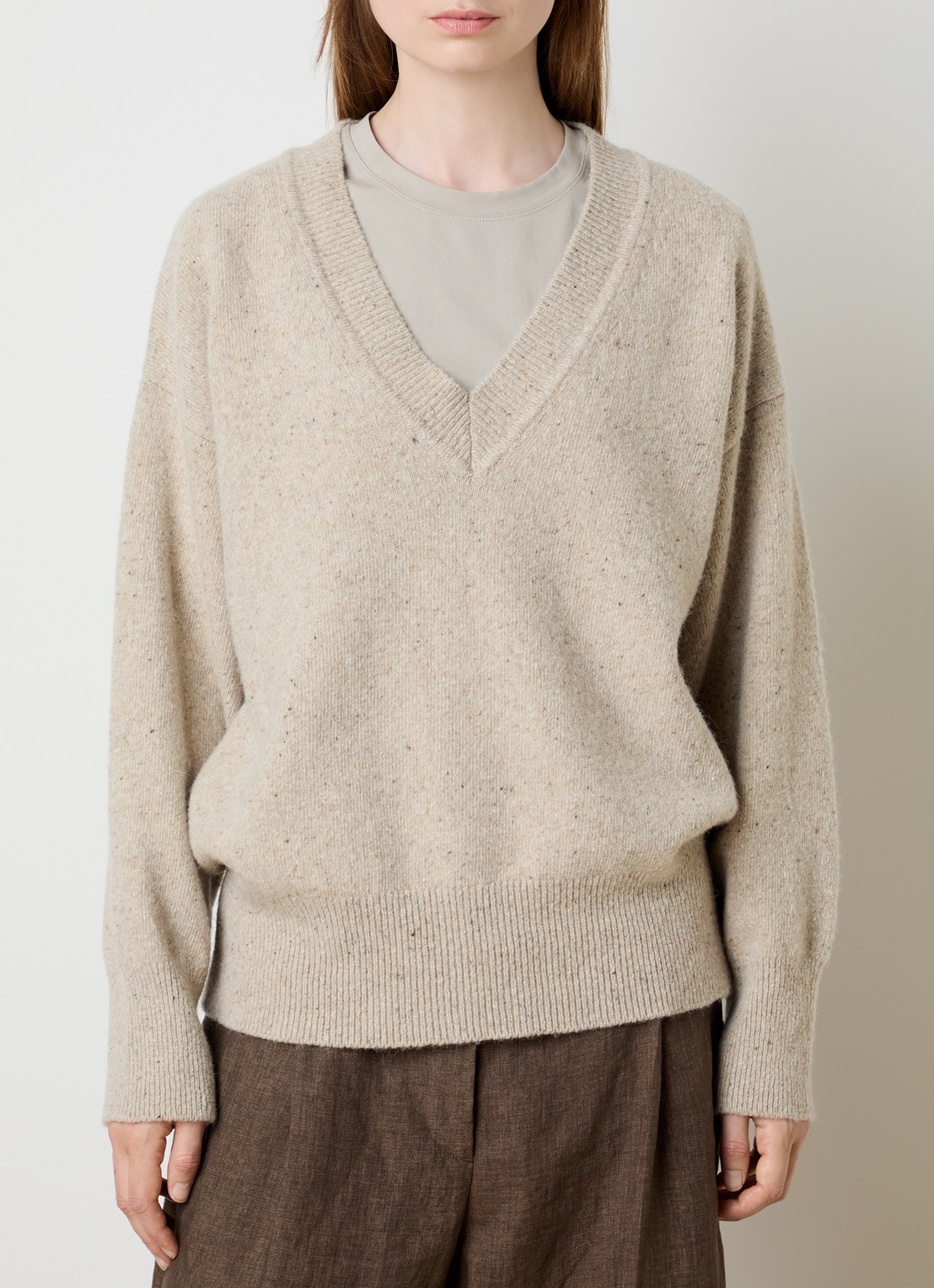 Róhe Classic grofgebreide oversized pullover in kasjmierblend met V-hals - detail 2 khaki