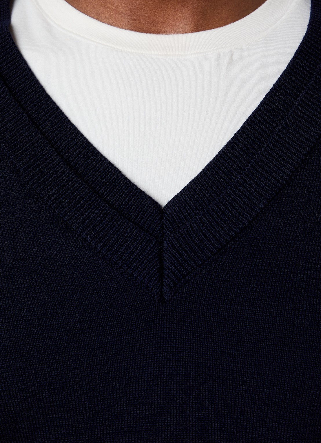 Róhe Fijngebreide trui van wol met V-hals - detail 4 donkerblauw