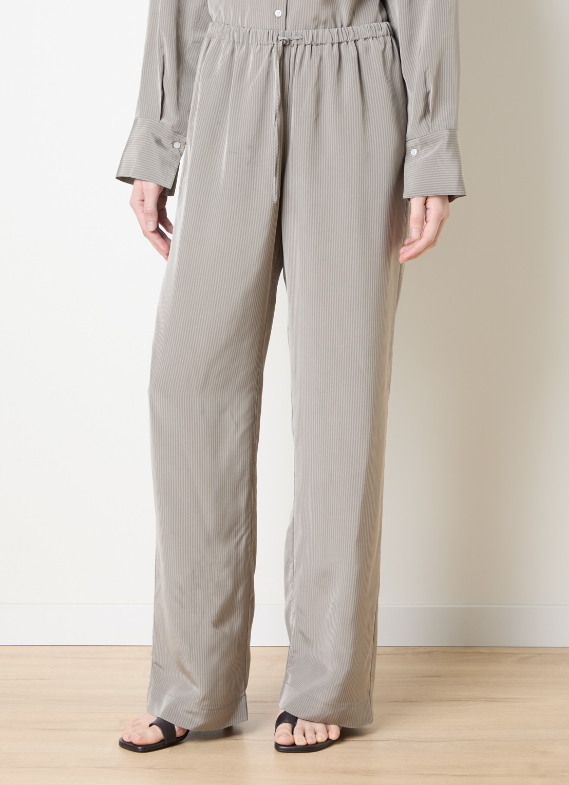 Róhe High waist straight fit pantalon van satijn met streepprint - detail 3 lichtgrijs