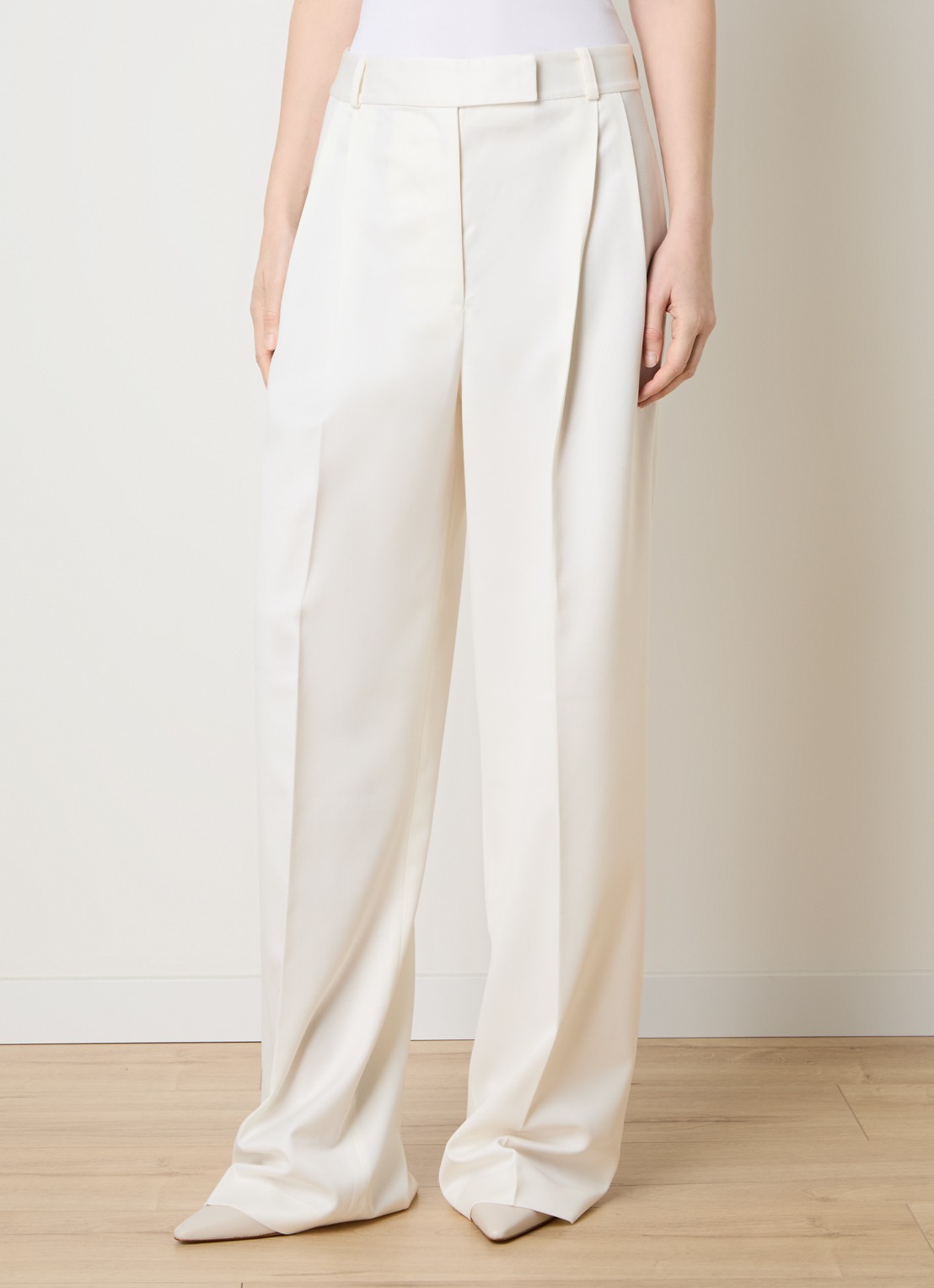 Róhe Mid waist straight fit pantalon in wolblend met persplooi - detail 2 gebroken wit