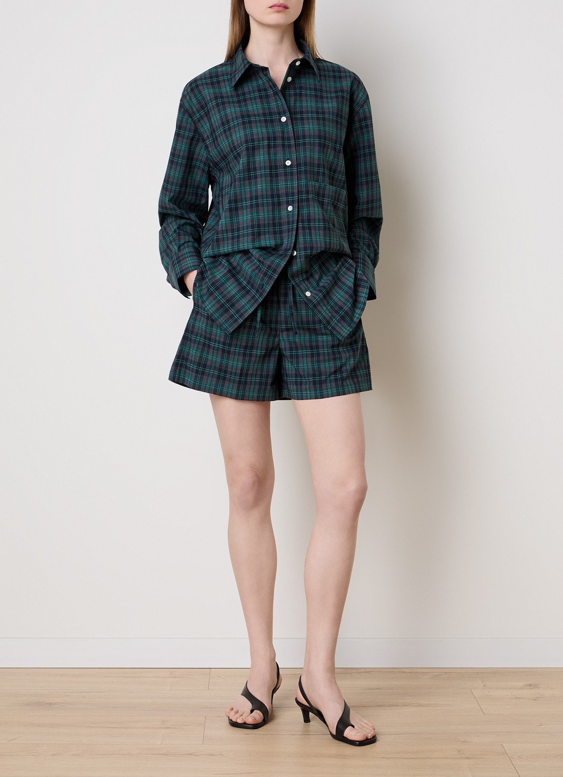 Róhe Mid waist wide fit korte broek in wolblend met ruitdessin - voorkant 2 groen