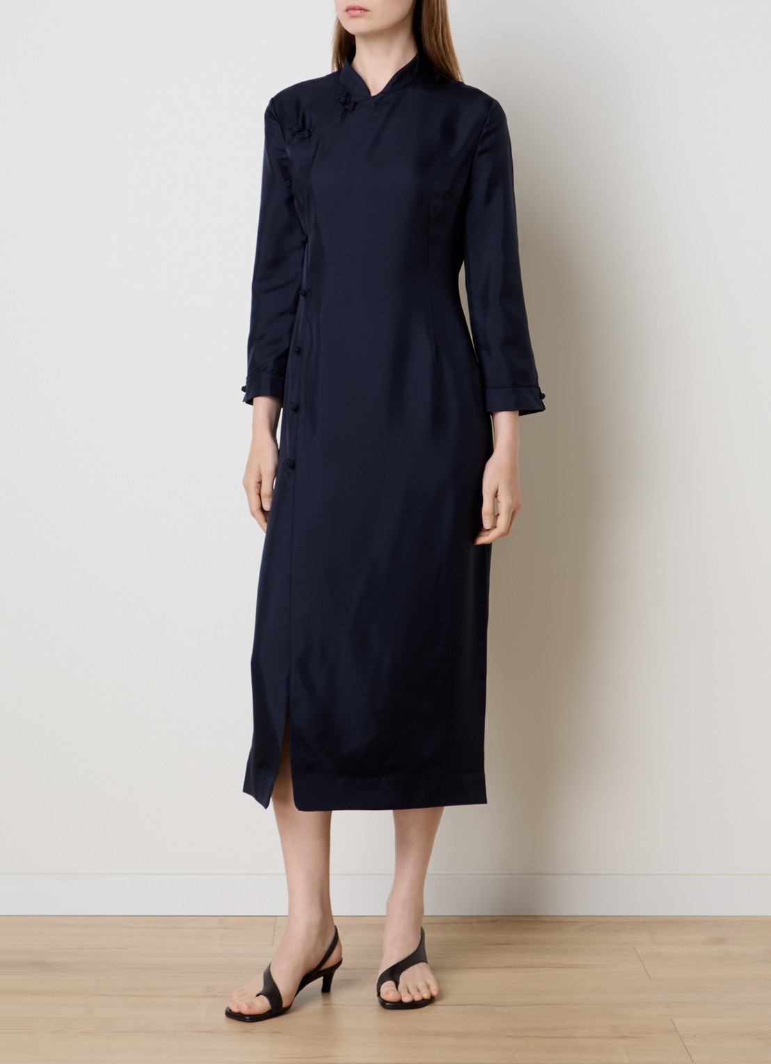 Róhe Midi jurk met overslag - detail 4 donkerblauw