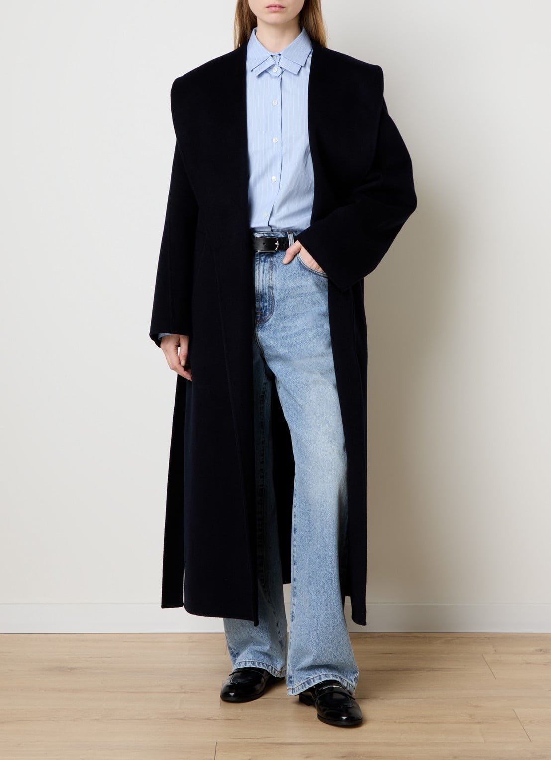 Róhe Signature mantel in kasjmierblend met strikceintuur - voorkant 2 donkerblauw