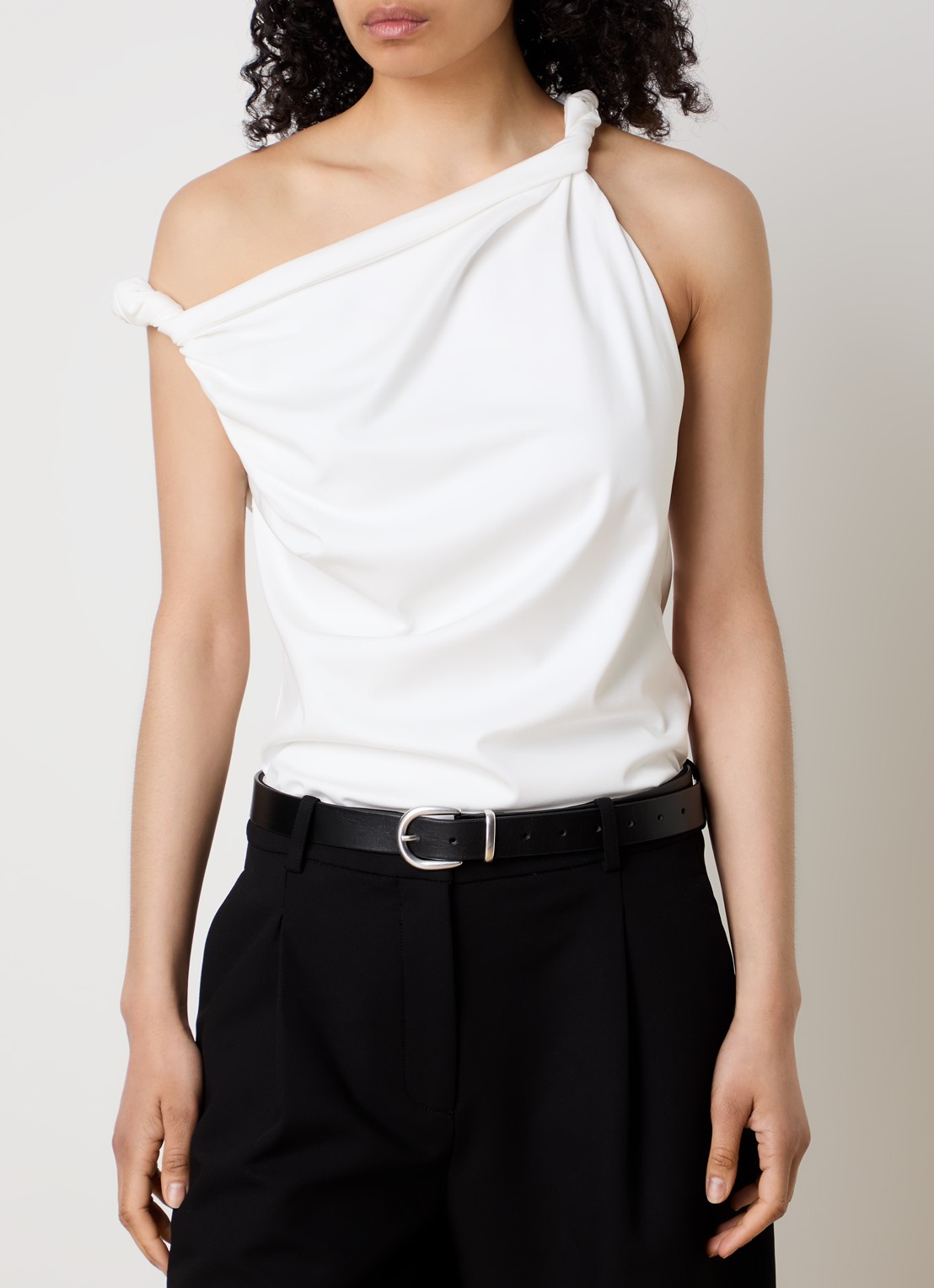 Róhe Top met asymmetrische hals - detail wit