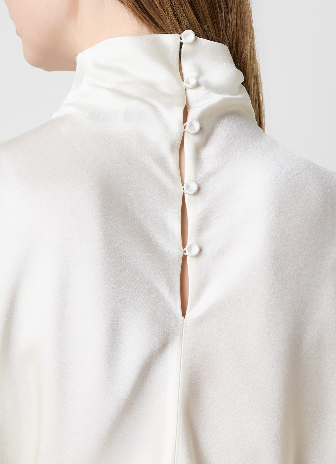 Róhe Tuniek van satijn met opstaande kraag - detail 5 gebroken wit