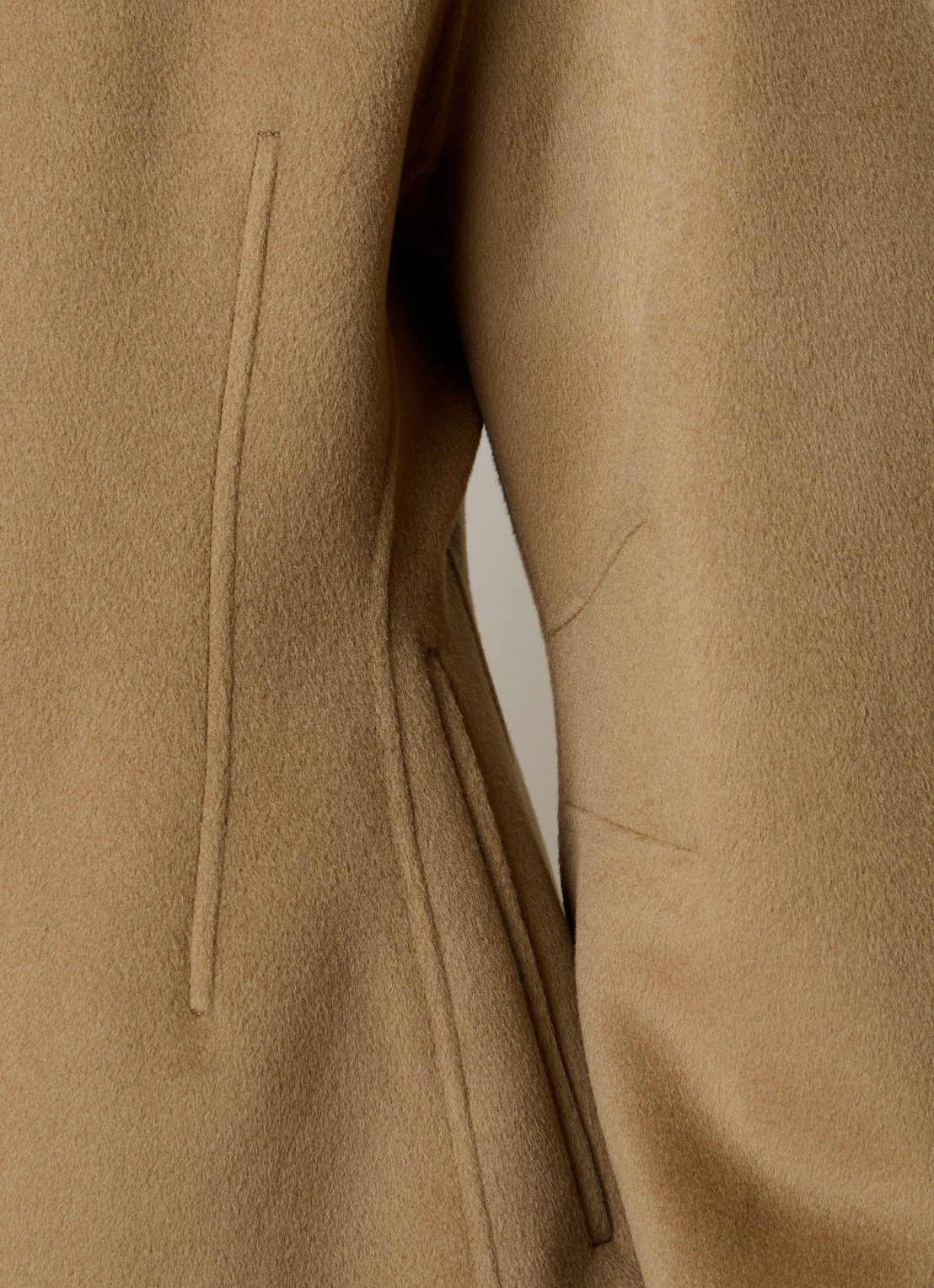 Róhe Wollen jas in kasjmierblend met ballonmouw en paspelzakken - detail 3 camel