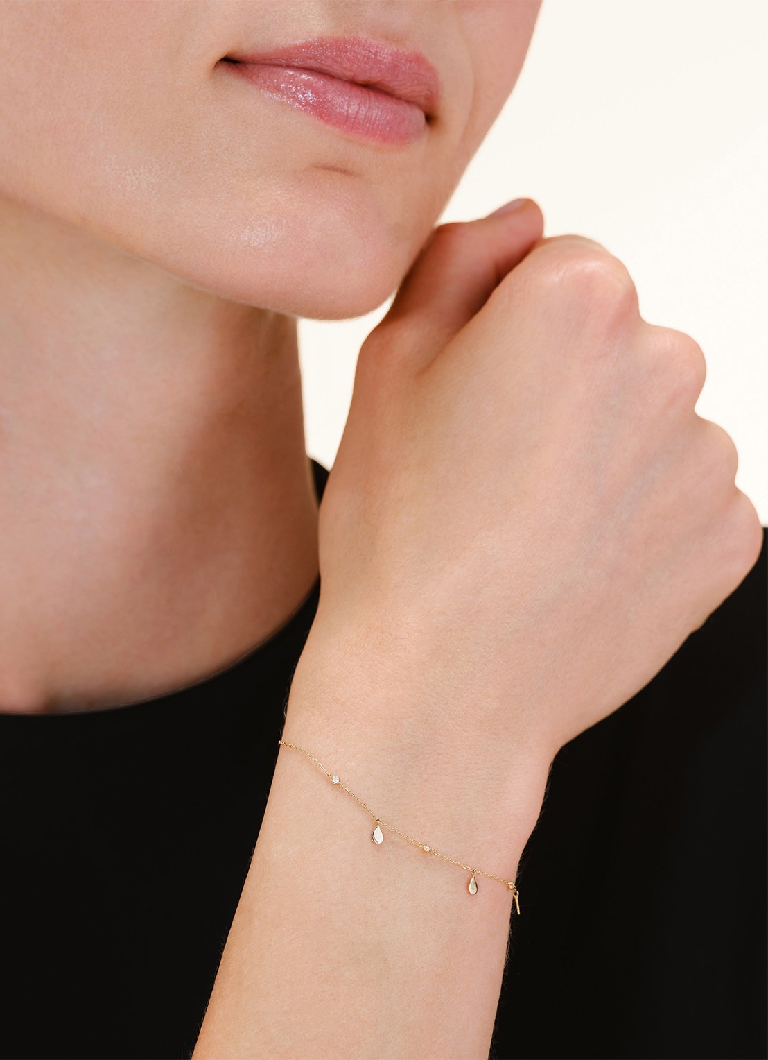 Rosefield Dangling Drops armband van 14 karaat geelgoud - voorkant 6 goud