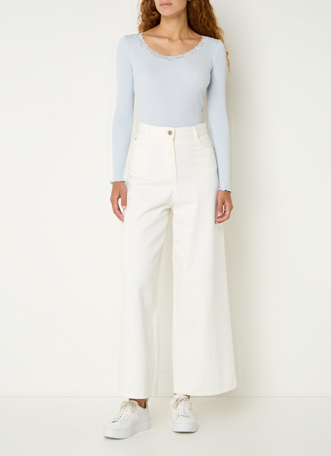 Rosemunde Babette longsleeve in zijdeblend met details van kant - voorkant 4 lichtblauw