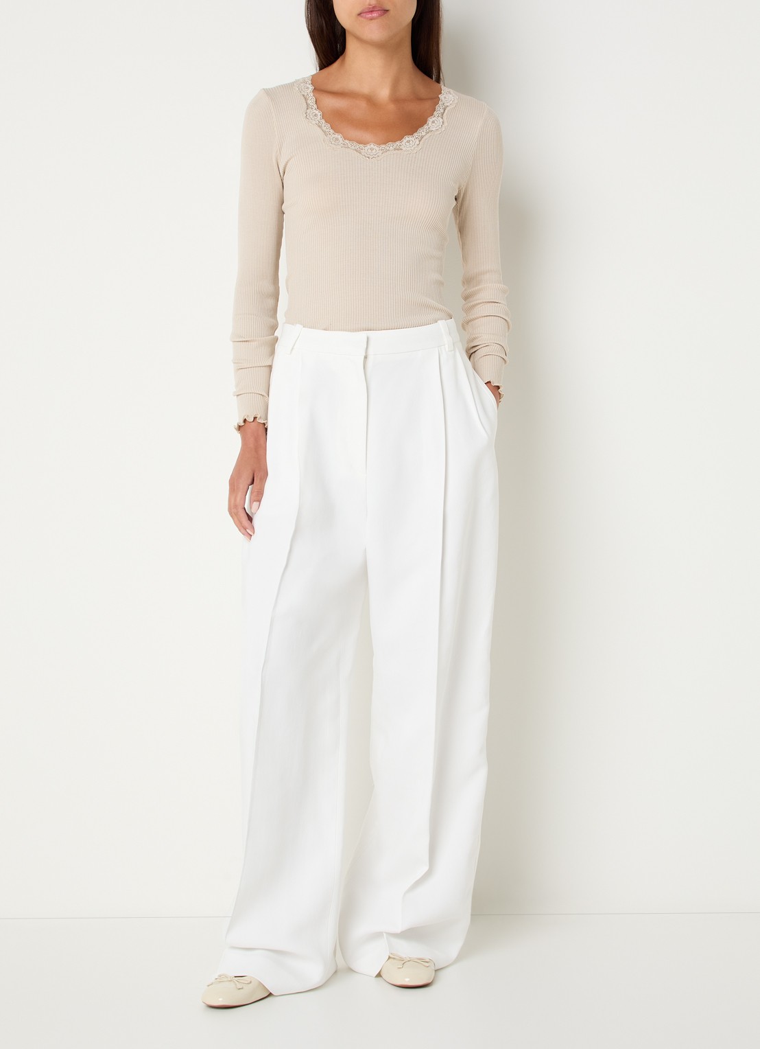 Rosemunde Babette longsleeve in zijdeblend met details van kant - voorkant 2 donkerbeige