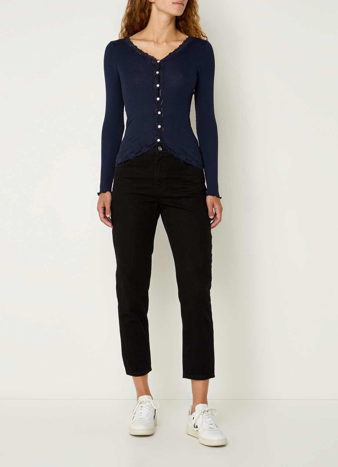 Rosemunde Babette ribgebreid vest in zijdeblend met details van kant - voorkant 4 donkerblauw