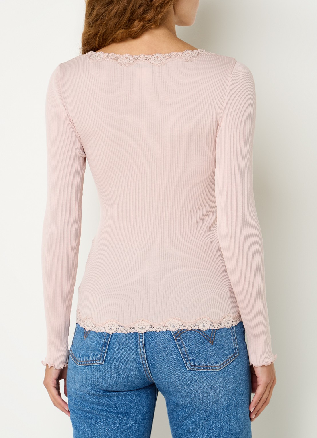 Rosemunde Babette ribgebreid vest in zijdeblend met details van kant - achterkant lichtroze