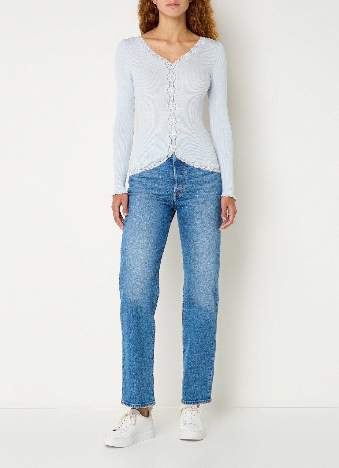 Rosemunde Babette ribgebreid vest in zijdeblend met details van kant - voorkant 2 lichtblauw