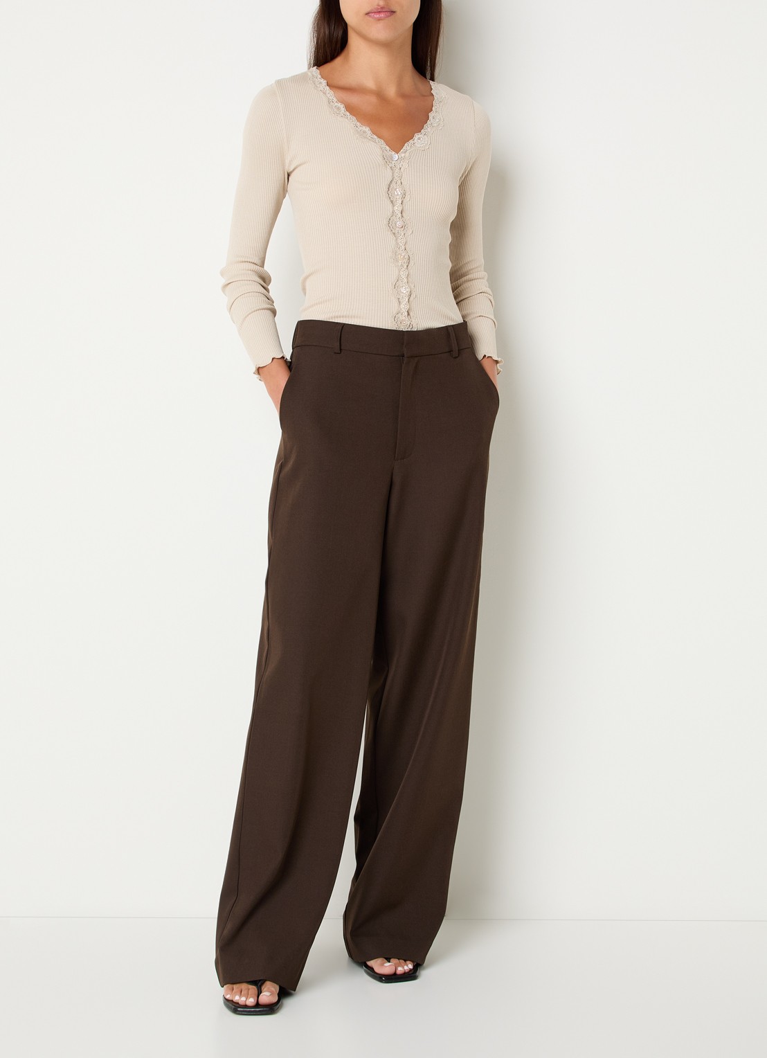 Rosemunde Babette ribgebreid vest in zijdeblend met details van kant - voorkant 4 bruin
