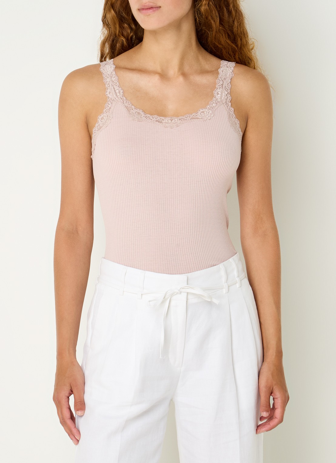 Rosemunde Babette tanktop in zijdeblend met kant - detail lichtroze