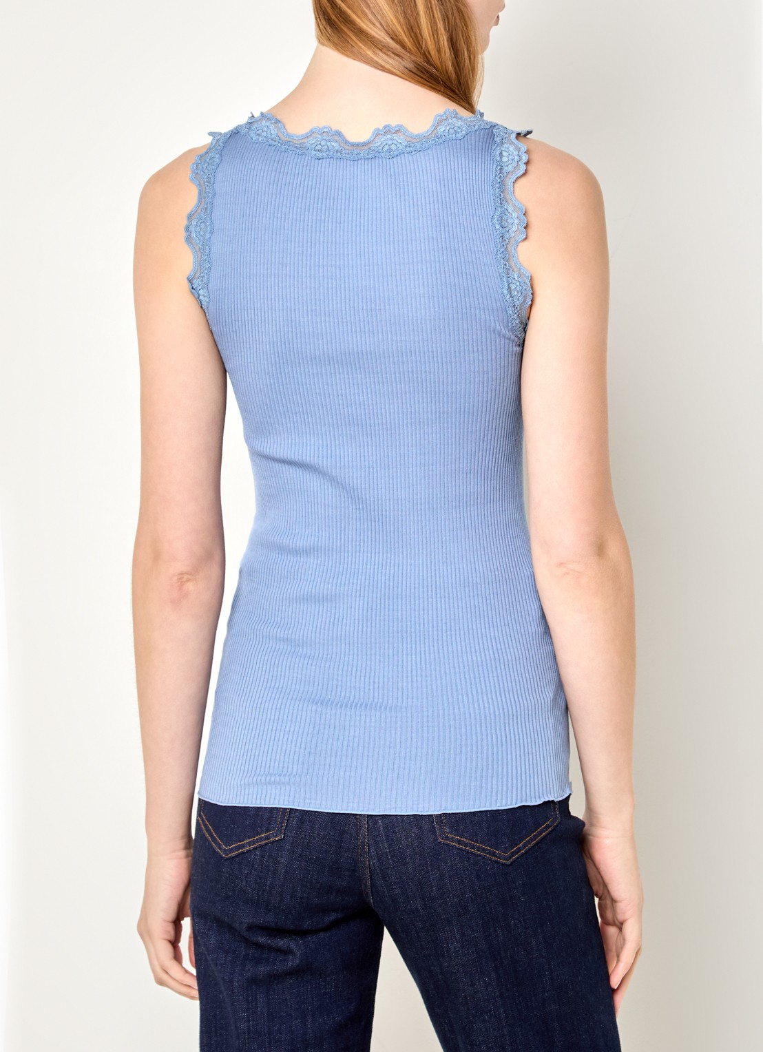 Rosemunde Babette tanktop in zijdeblend met kant - achterkant middenblauw