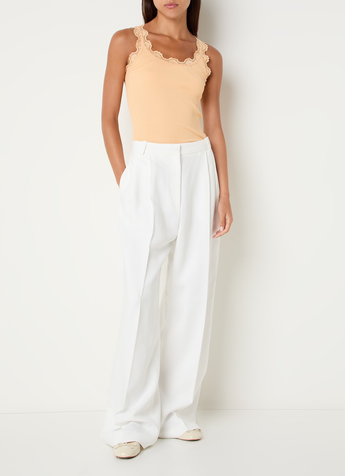 Rosemunde Babette tanktop in zijdeblend met kant - voorkant 3 abrikoos