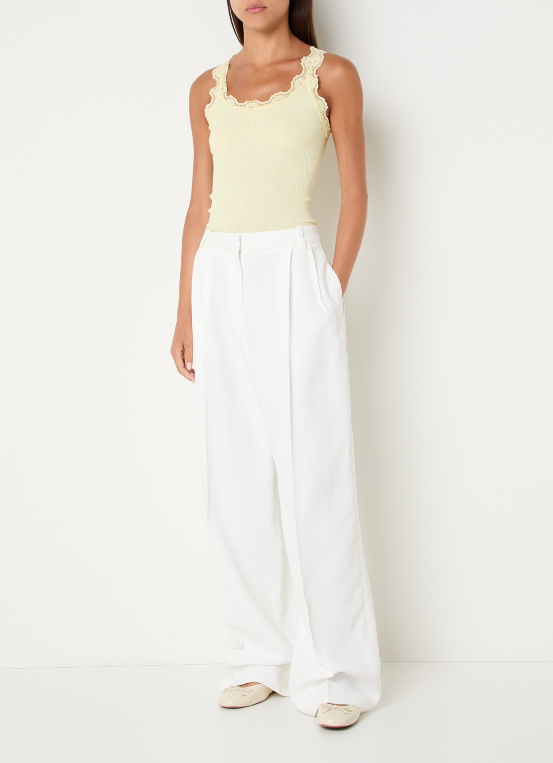 Rosemunde Babette tanktop in zijdeblend met kant - voorkant 2 lichtgeel