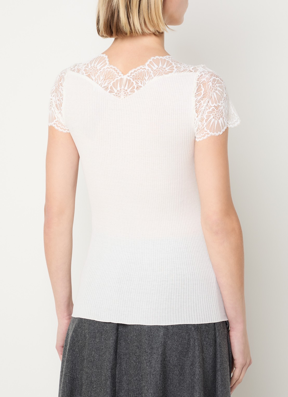 Rosemunde Beatha ribgebreide top in zijdeblend met details van kant - achterkant gebroken wit