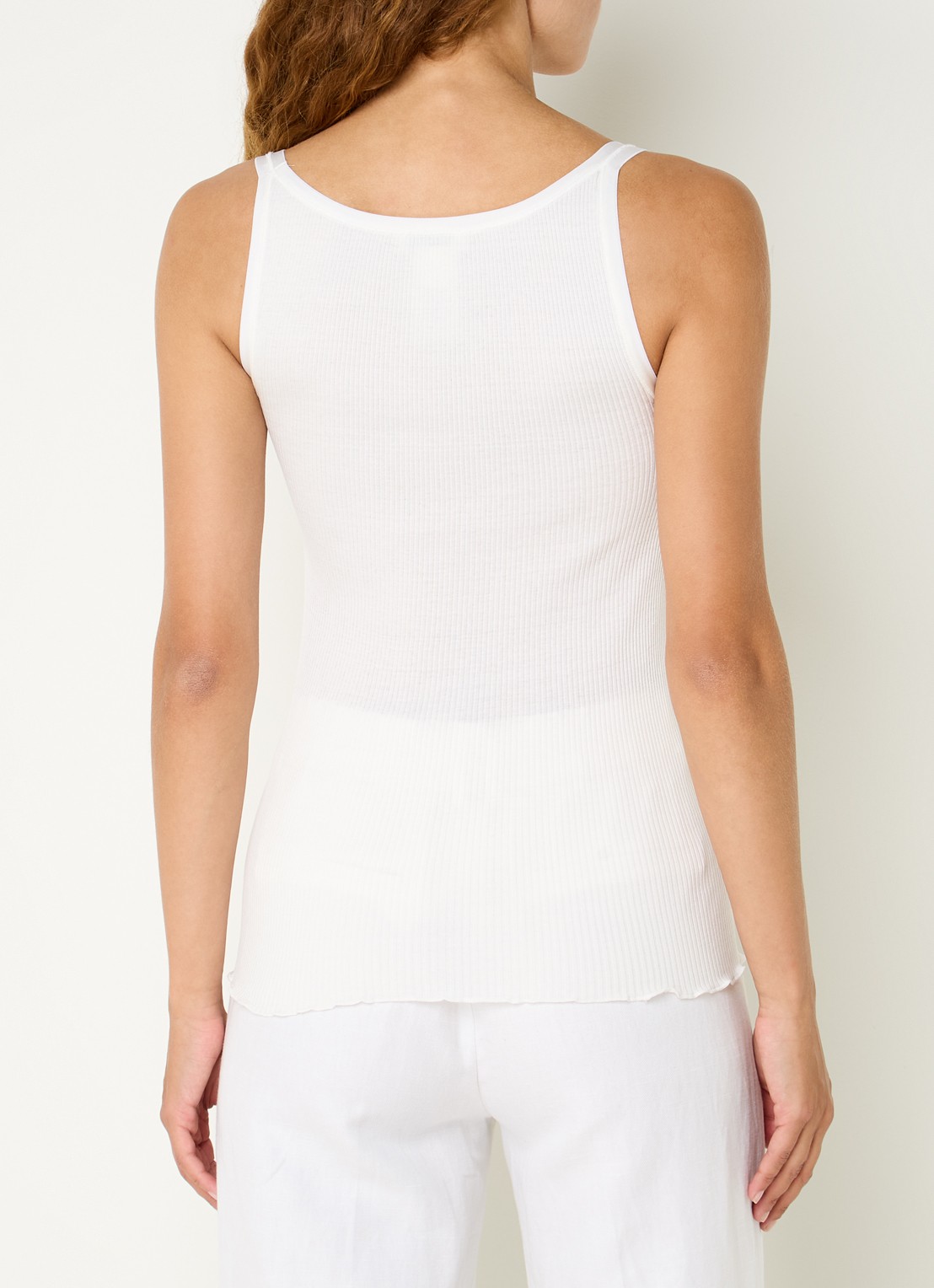 Rosemunde Belle ribgebreide top in zijdeblend met ronde hals - achterkant gebroken wit