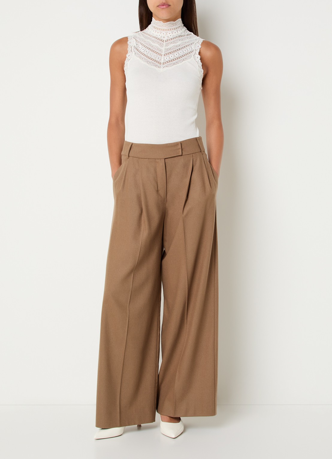 Rosemunde Benita mouwloze top in zijdeblend met details van kant - voorkant 2 gebroken wit