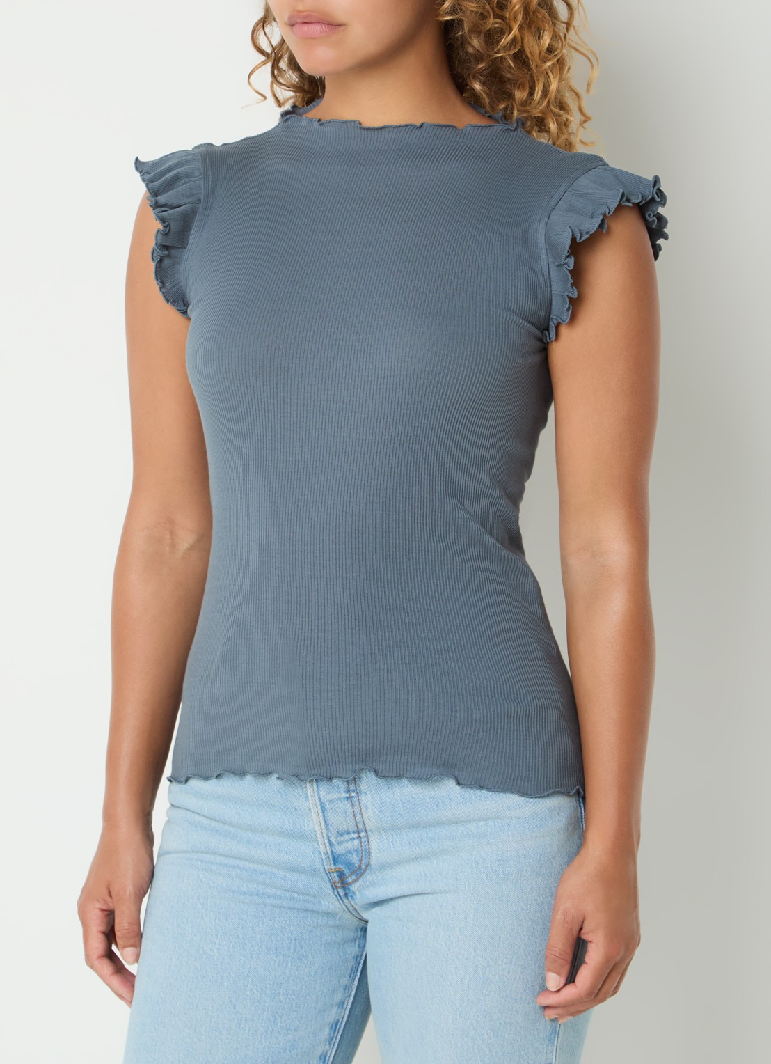 Rosemunde Bernadine mouwloze top met volant en geschulpte zoom - detail 3 staalblauw