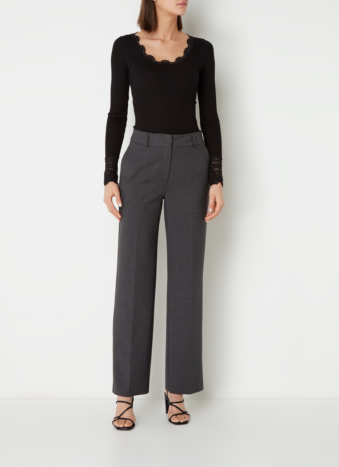 Rosemunde Longsleeve in zijdeblend met structuur en details van kant - voorkant 2 zwart