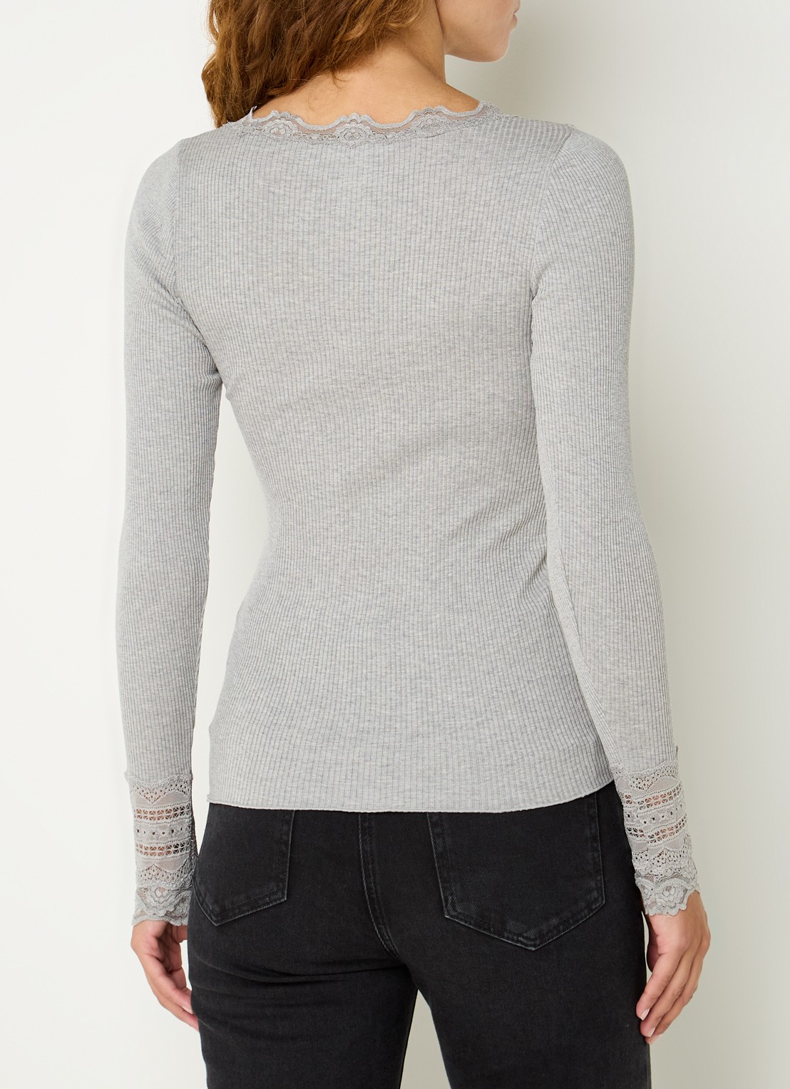 Rosemunde Longsleeve in zijdeblend met structuur en details van kant - achterkant lichtgrijs