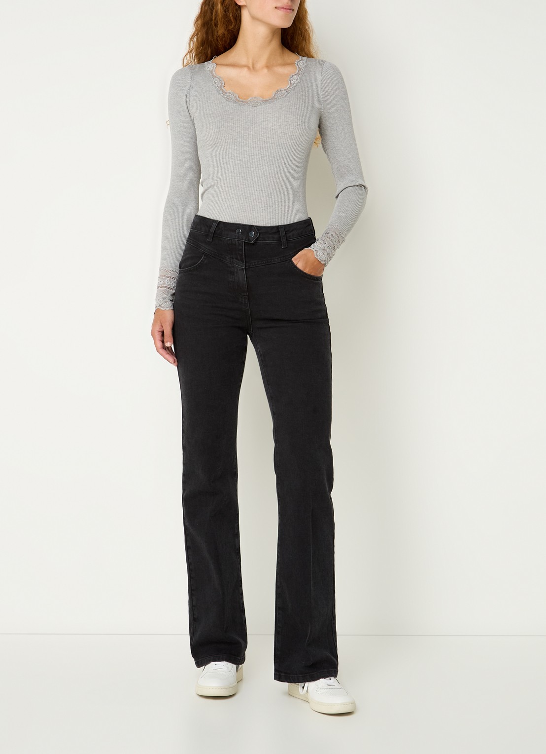 Rosemunde Longsleeve in zijdeblend met structuur en details van kant - voorkant 3 lichtgrijs