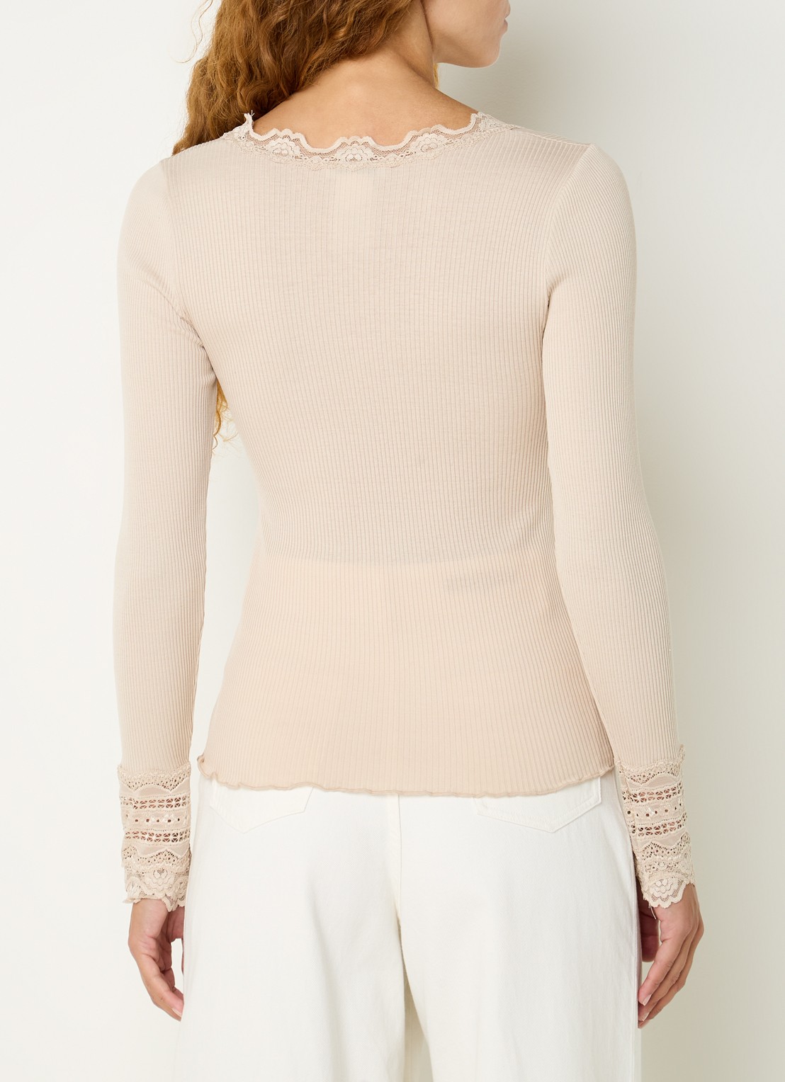 Rosemunde Longsleeve in zijdeblend met structuur en details van kant - achterkant 4 beige