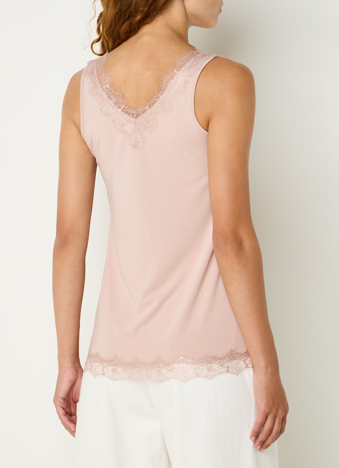Rosemunde Tanktop met V-hals en kant - achterkant 2 lichtroze