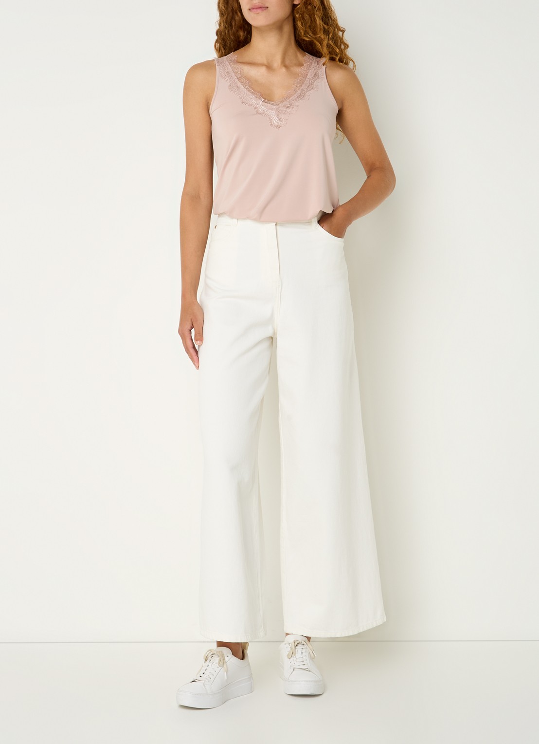Rosemunde Tanktop met V-hals en kant - voorkant 4 lichtroze