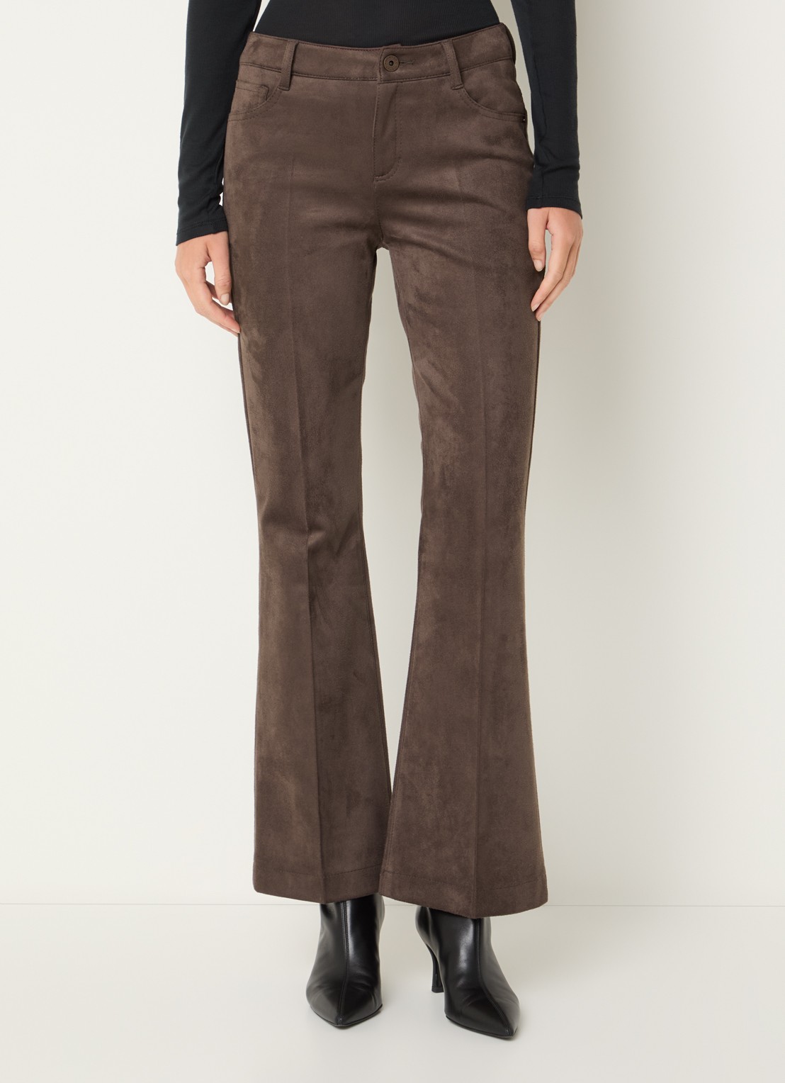 Rosner Studio Antonia mid waist flared fit broek van imitatiesuède - detail chocoladebruin