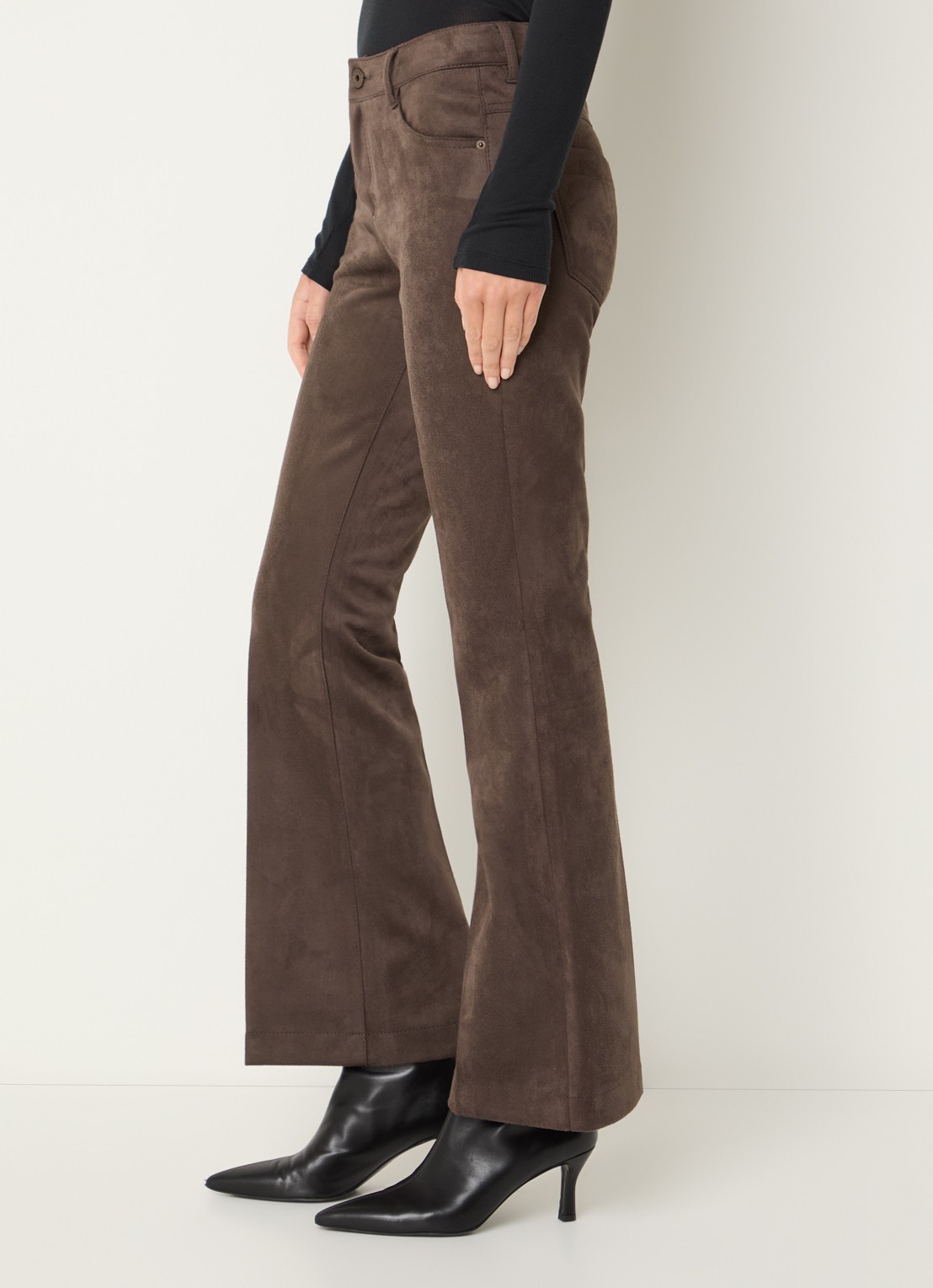 Rosner Studio Antonia mid waist flared fit broek van imitatiesuède - detail 2 chocoladebruin