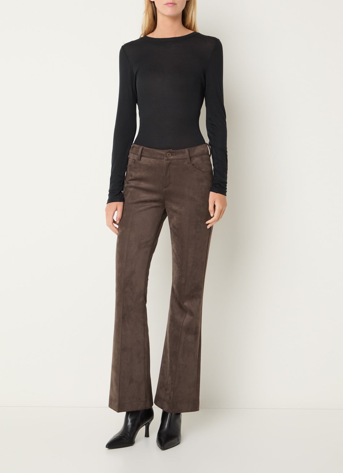 Rosner Studio Antonia mid waist flared fit broek van imitatiesuède - voorkant 5 chocoladebruin