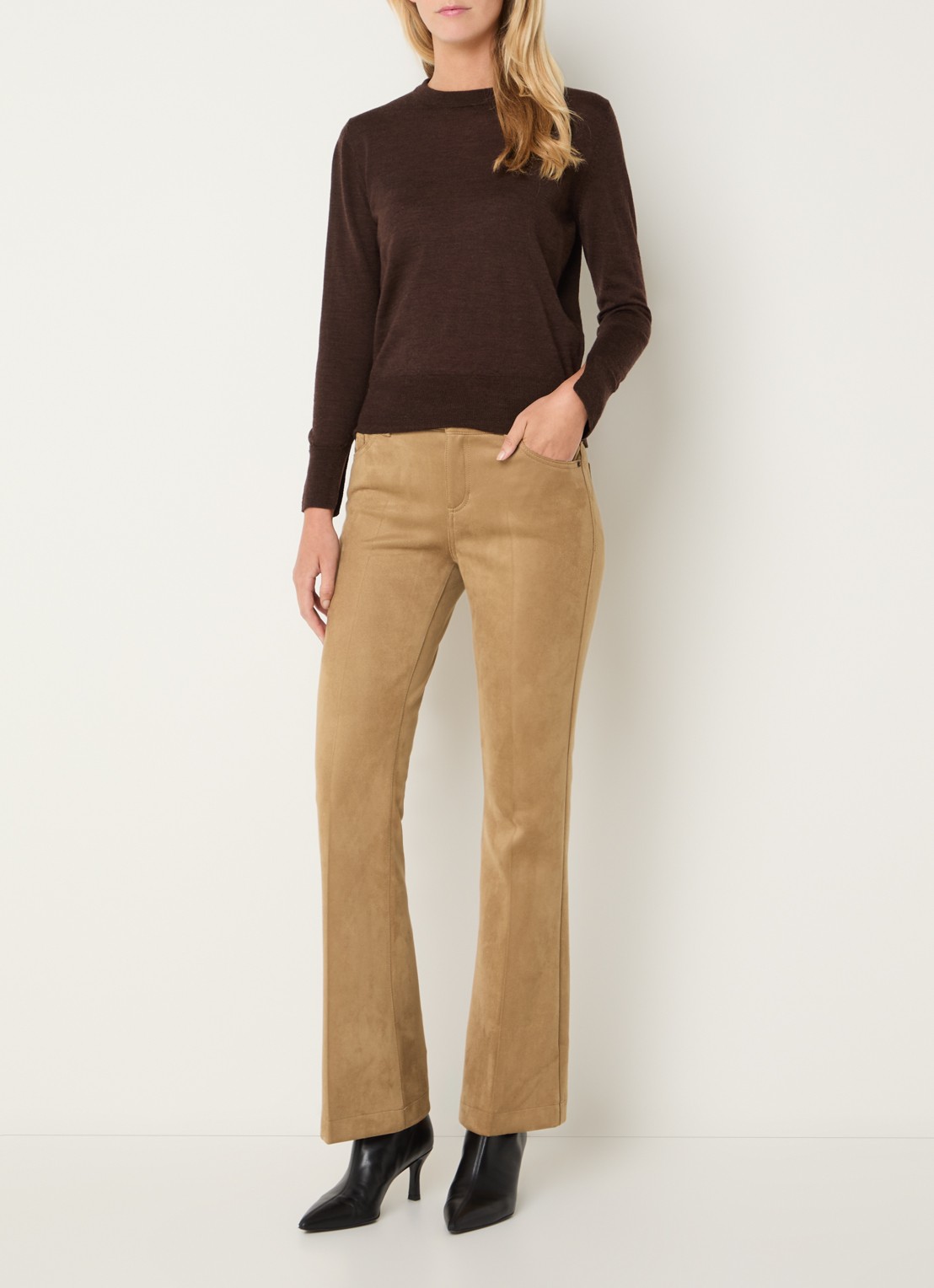 Rosner Studio Antonia mid waist flared fit broek van imitatiesuède - voorkant 3 camel