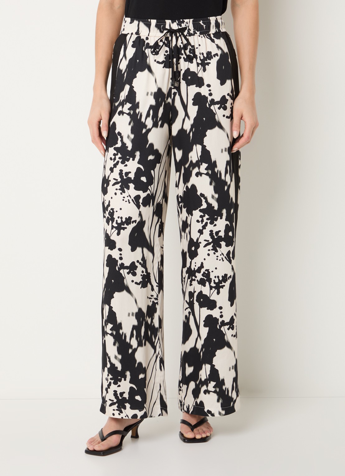 Rosner Studio High waist loose fit broek met print - detail 3 vanillegeel