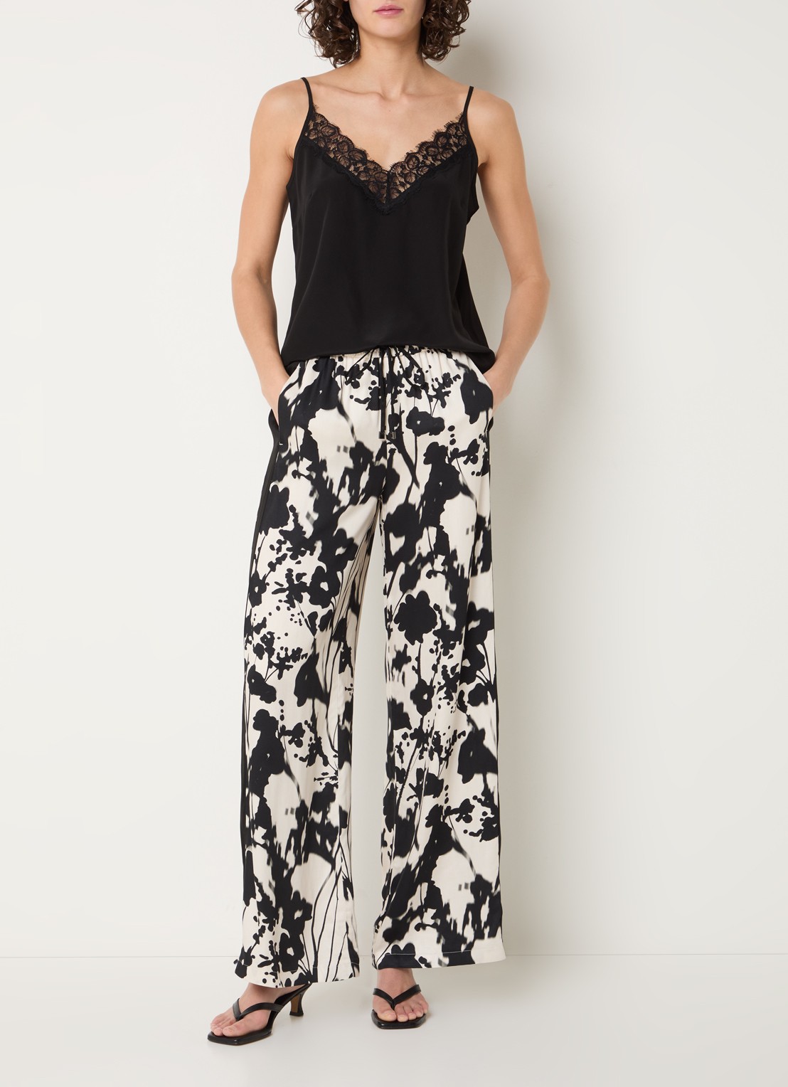 Rosner Studio High waist loose fit broek met print - voorkant 2 vanillegeel