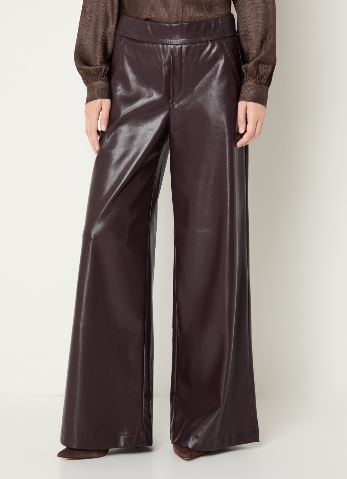 Rosner Studio High waist wide fit pantalon van imitatieleer - detail aubergine