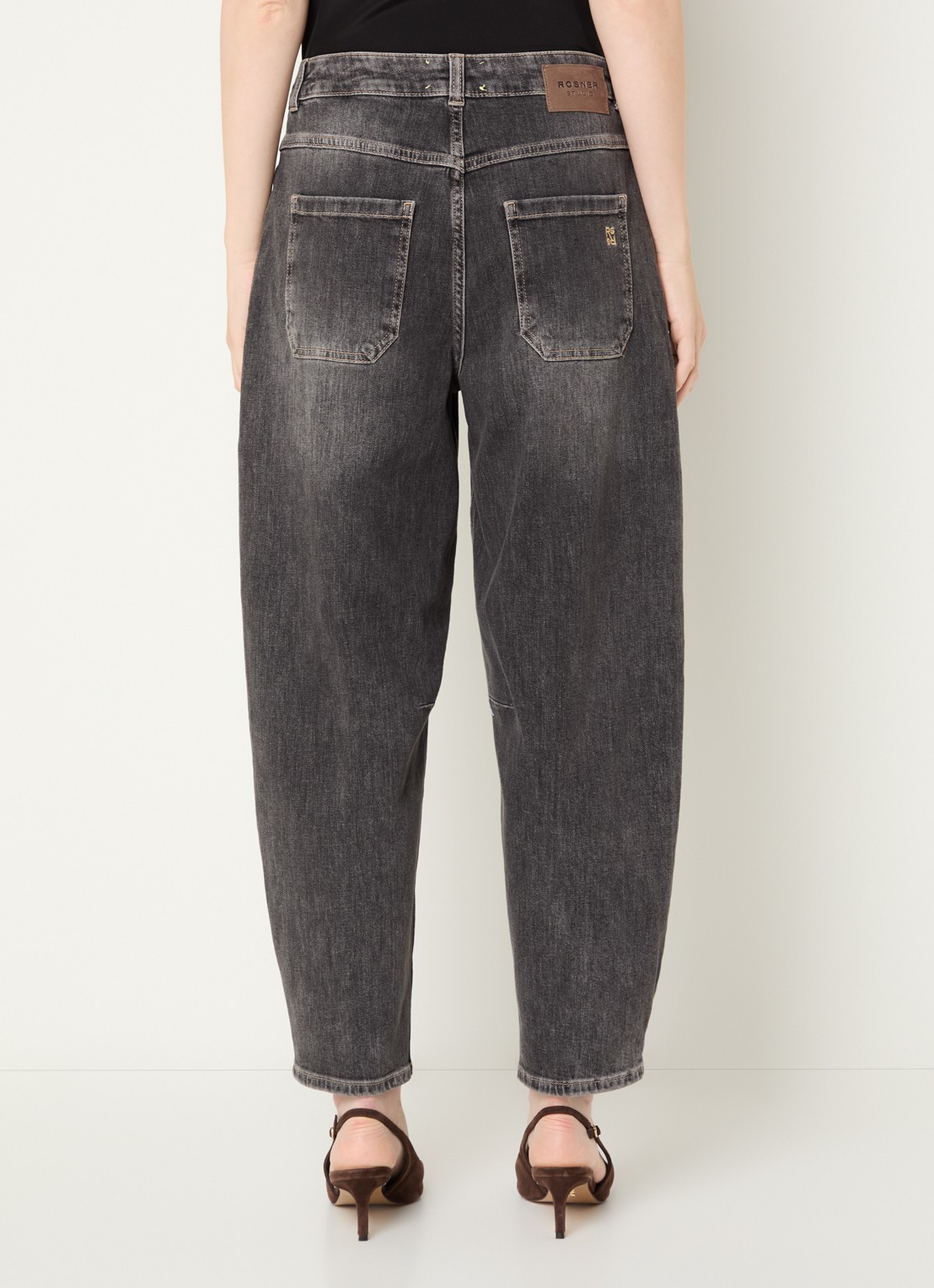 Rosner Studio Mara high waist cropped tapered jeans met medium wassing - achterkant 5 middengrijs
