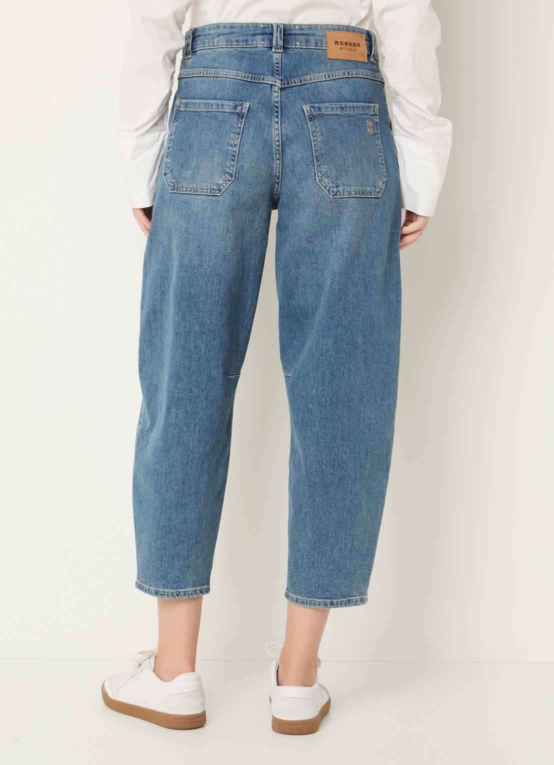 Rosner Studio Mara high waist cropped tapered jeans met medium wassing - achterkant 5 indigo