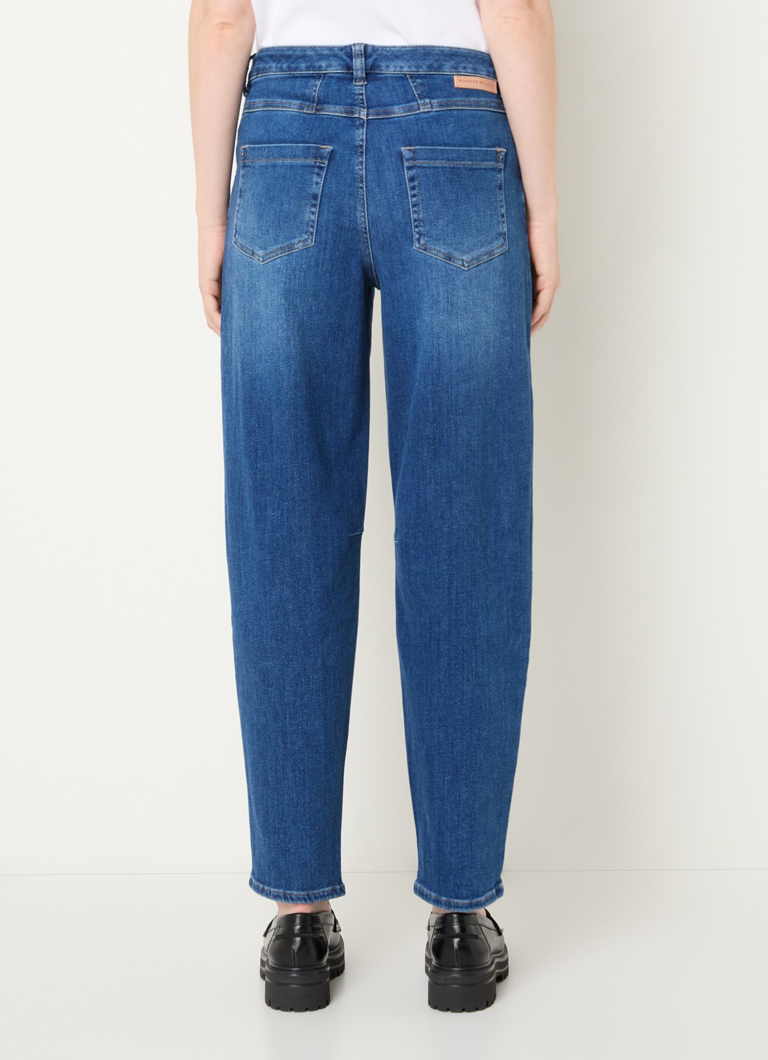 Rosner Studio Mara high waist tapered fit jeans met medium wassing - achterkant 5 indigo