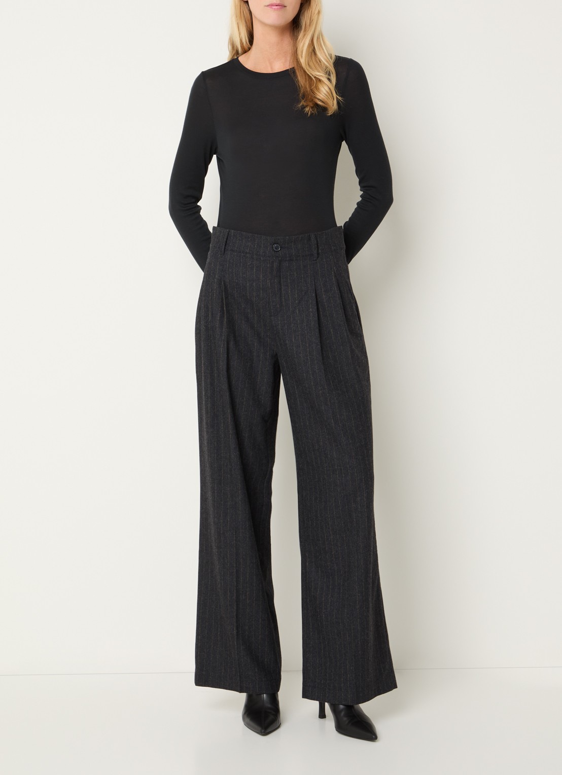 Rosner Studio Mara high waist wide fit pantalon in wolblend met streepprint - voorkant 4 donkerblauw