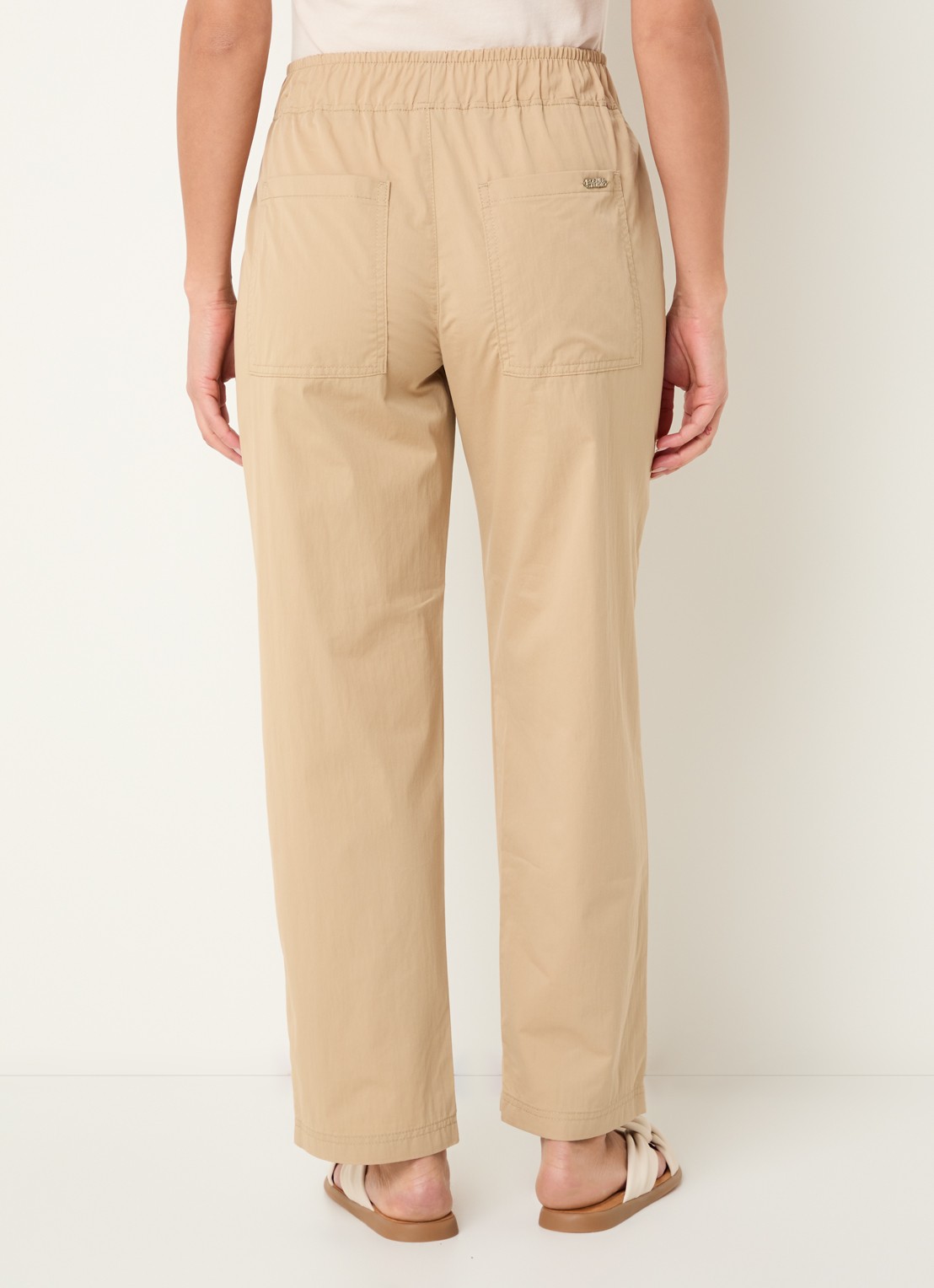 Rosner Studio Mara mid waist straight fit broek met opgestikte zakken - achterkant camel