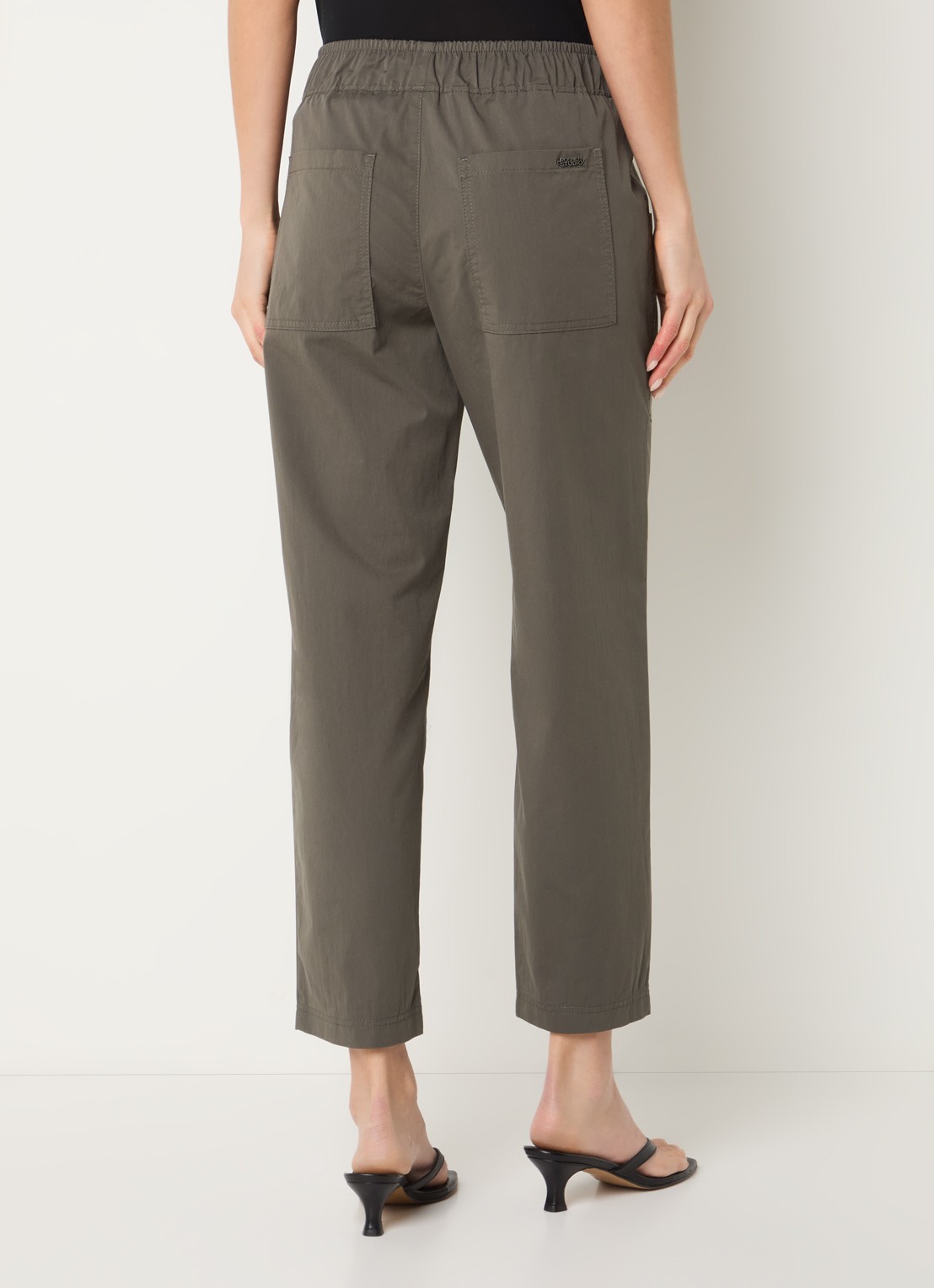 Rosner Studio Mara mid waist straight fit broek met opgestikte zakken - achterkant bronsgroen