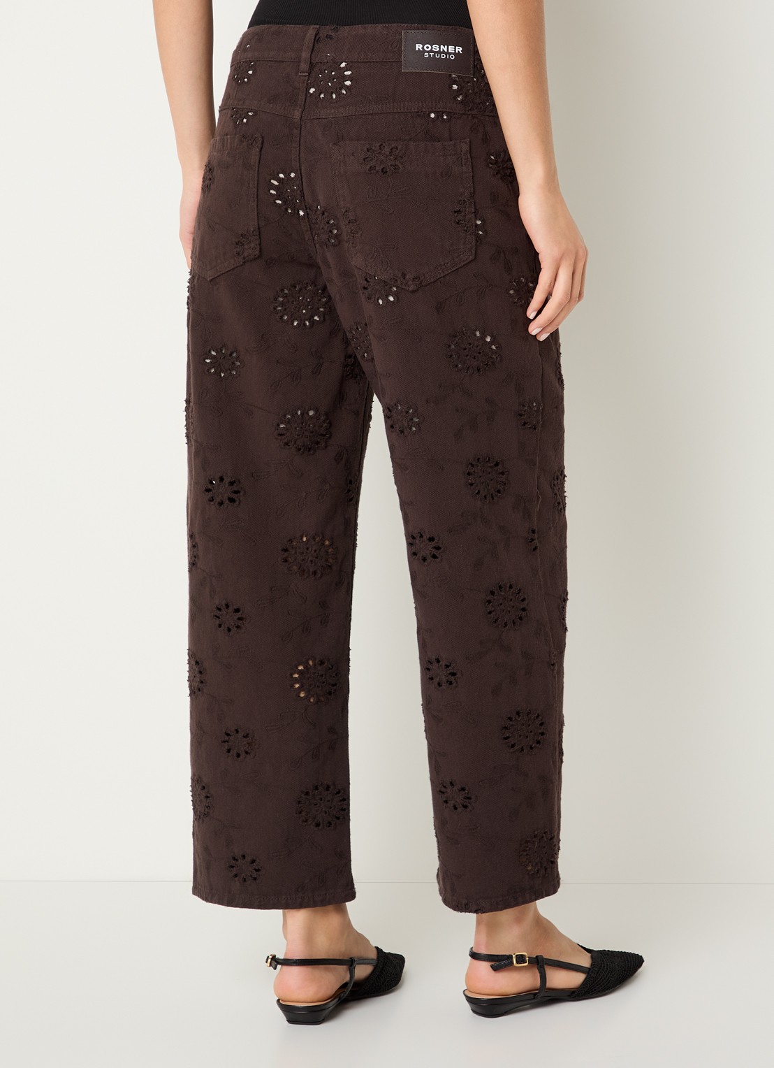 Rosner Studio Masha mid waist straight leg jeans met opengewerkt dessin  - achterkant chocoladebruin